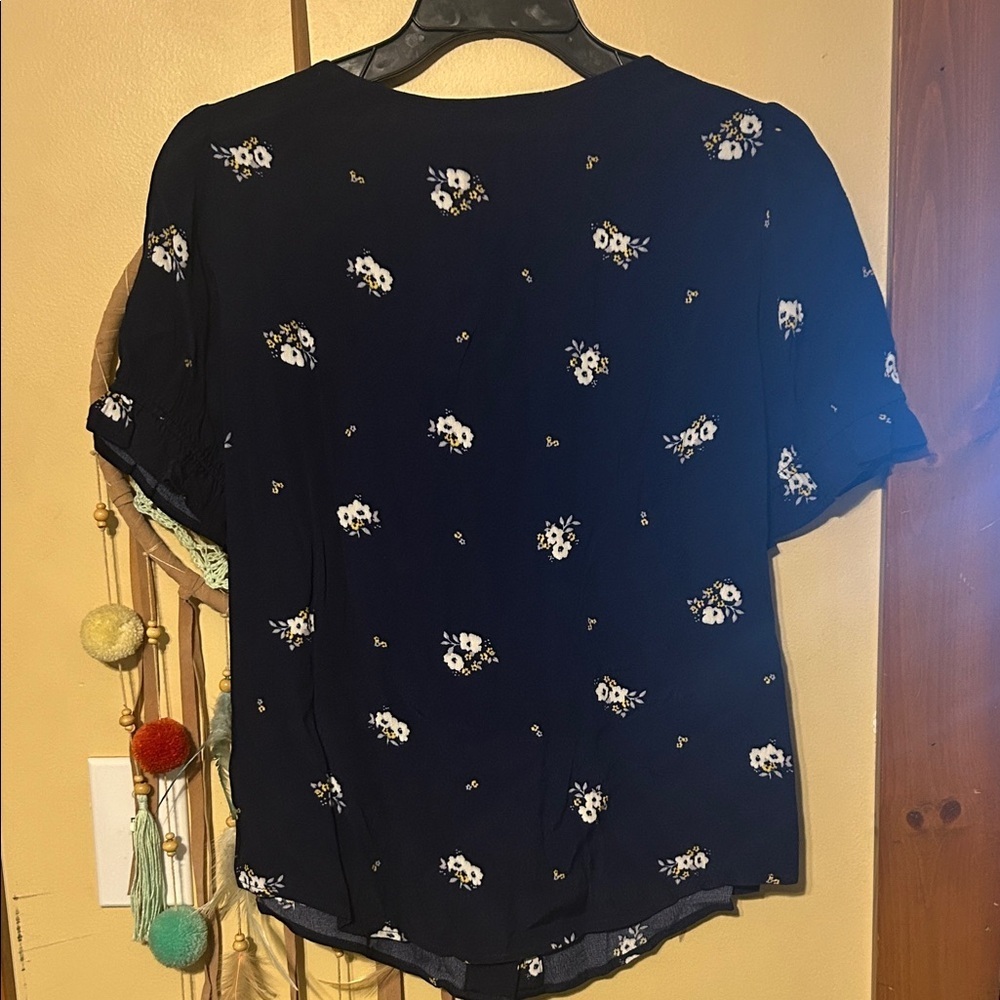 Navy Floral Blouse size medium - Picture 5 of 7